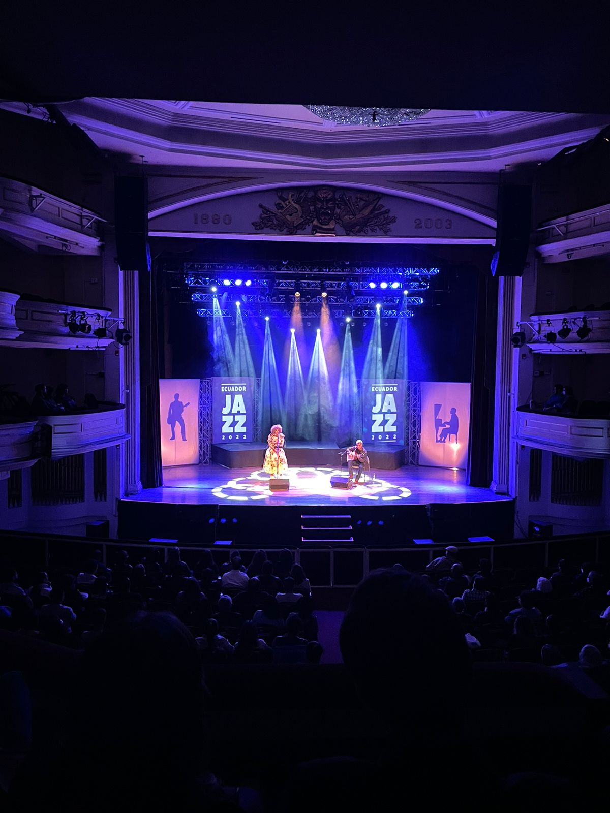 Palco da Turnê Guinga no Festival Ecuador Jazz, com iluminação azul