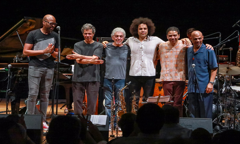 Chick Corea, Steve Gadd e banda reunidos no palco após apresentação