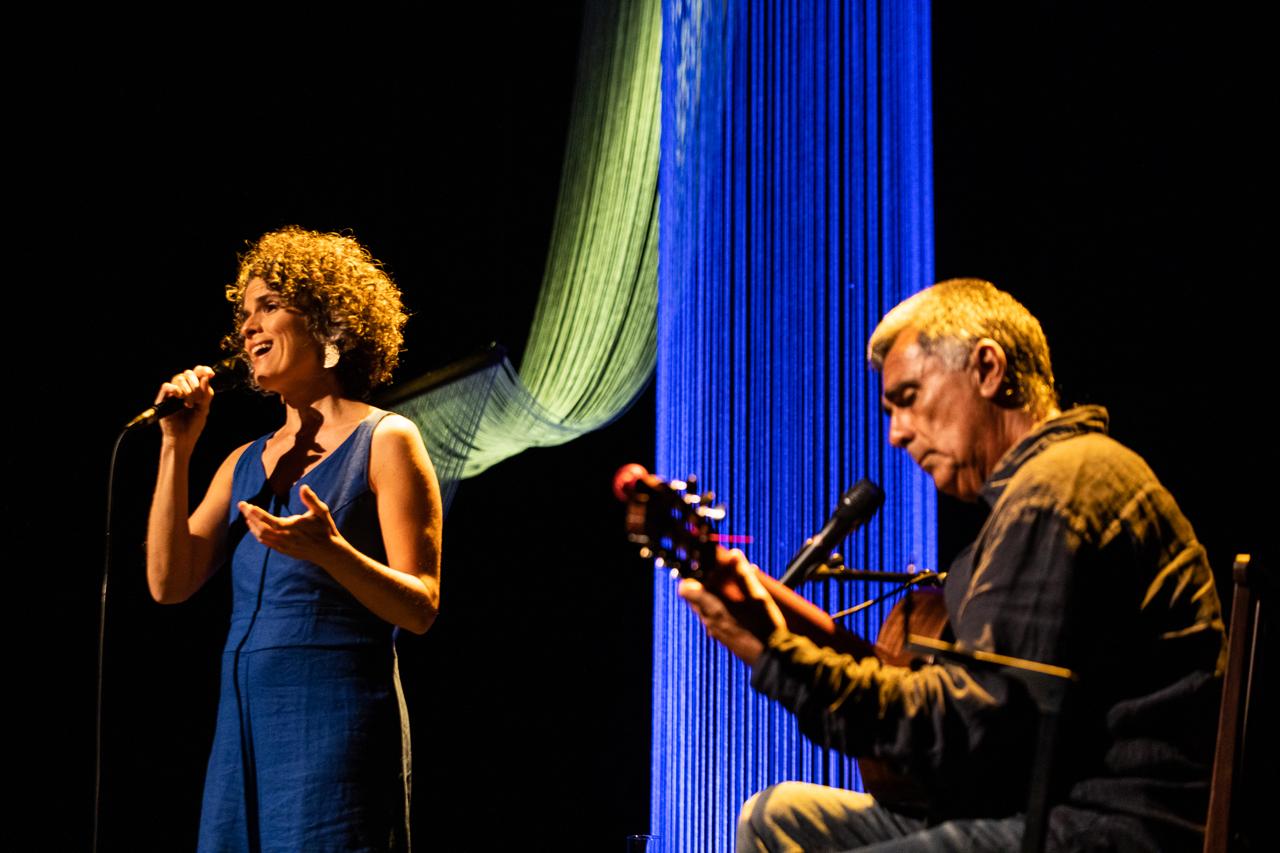 Anna Paes canta ao lado de Guinga ao violão